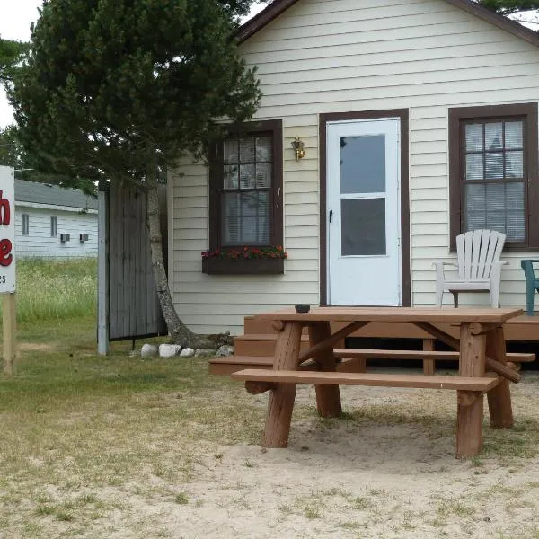 Beach House Lakeside Cottages，位于麦基诺城的酒店