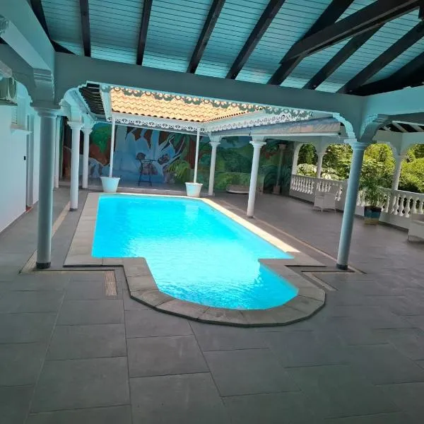 Le Chalet d'Ajoupa，位于LʼAjoupa-Bouillon的酒店