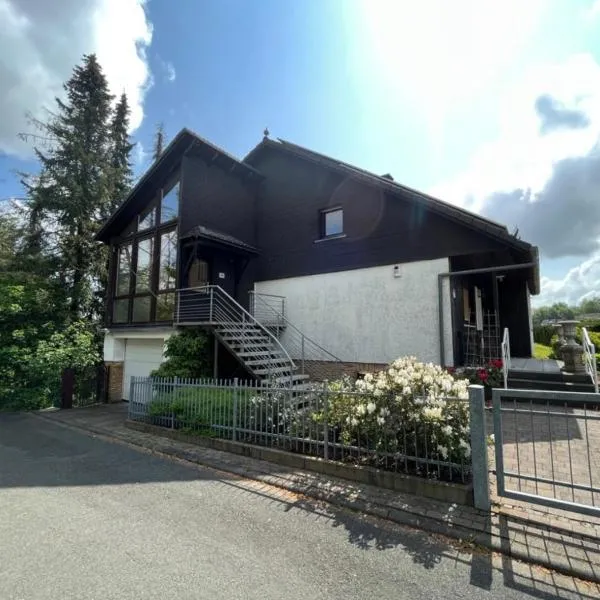 Elegant retreat with mountain panorama and tranquility，位于Tringenstein的酒店