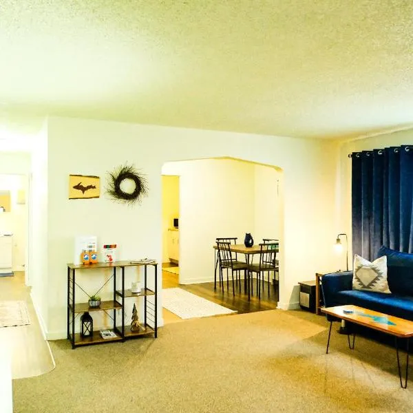 Downtown Blue Room at Villages on Aurora，位于艾恩伍德的酒店