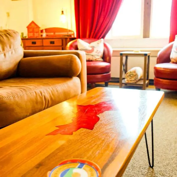 Downtown Red Room at Villages on Aurora，位于艾恩伍德的酒店