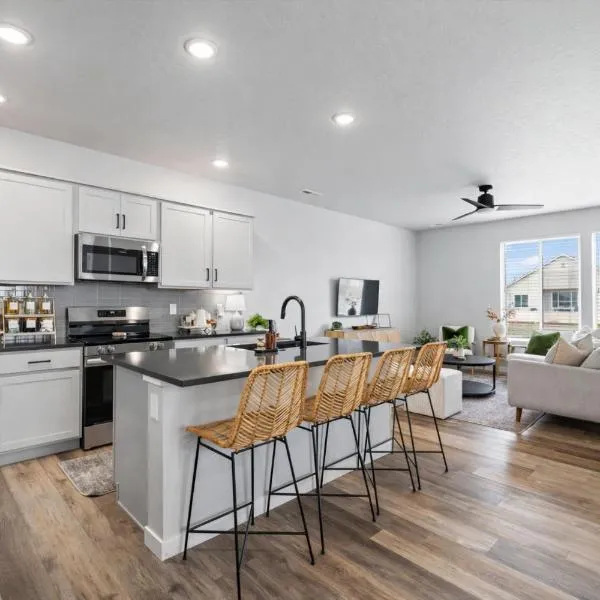 Spotless Parkside Stay King DreamCloud Sleeps 10，位于默里迪恩的酒店