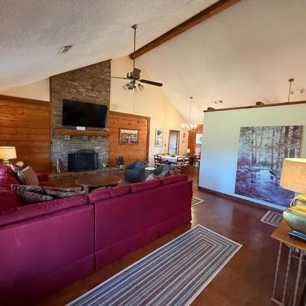 The Piney Woods Cabin，位于纳科多奇斯的酒店