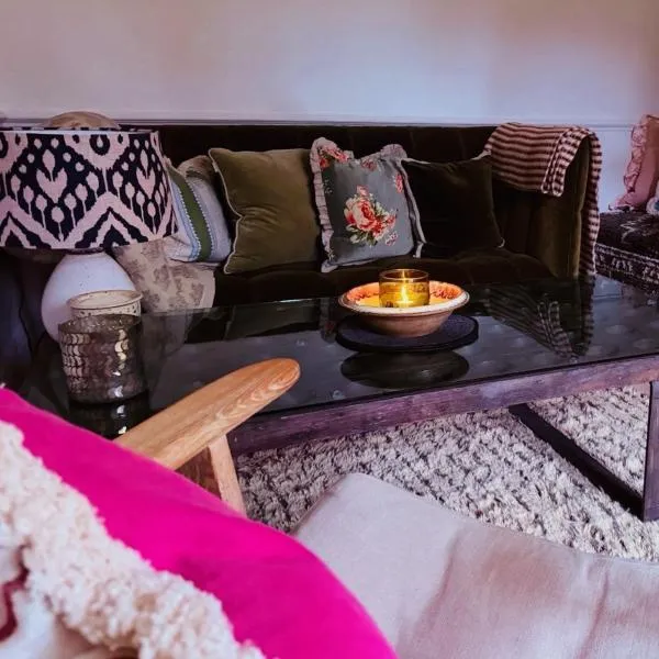 The little Hotel-luxury home with 8 seater spa，位于Motcombe的酒店