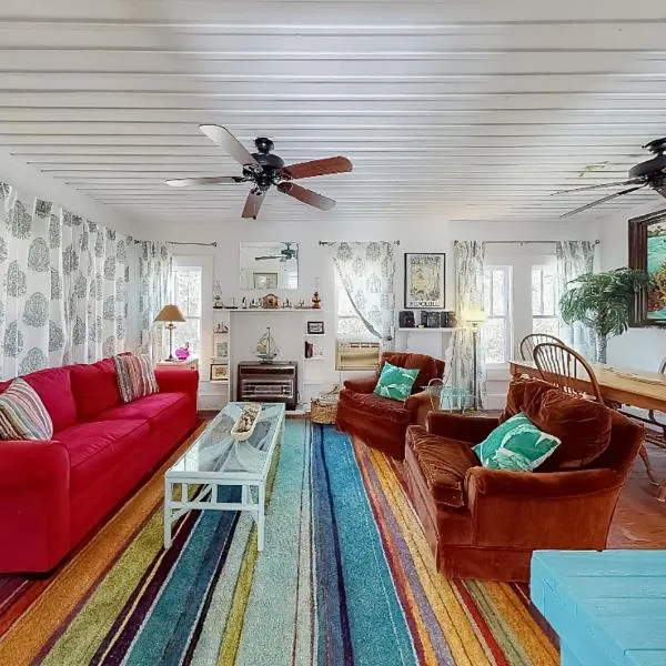 Classic coastal cottage with screened deck hammock & washer&dryer，位于Carrabelle的酒店