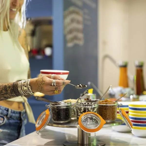 芒通城中心宜必思尚品酒店，位于芒通的酒店