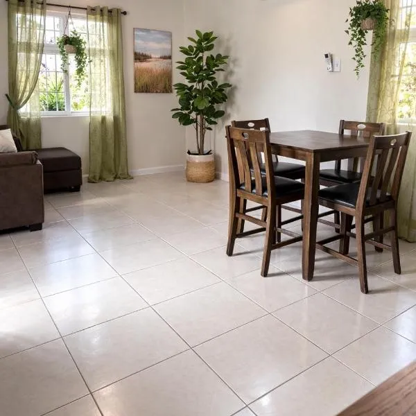 30 mins from Airport Cozy home in gated community，位于Chaguanas的酒店
