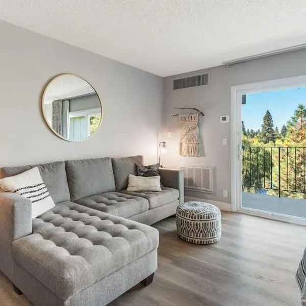 Updated Condo with Deschutes River View，位于本德的酒店