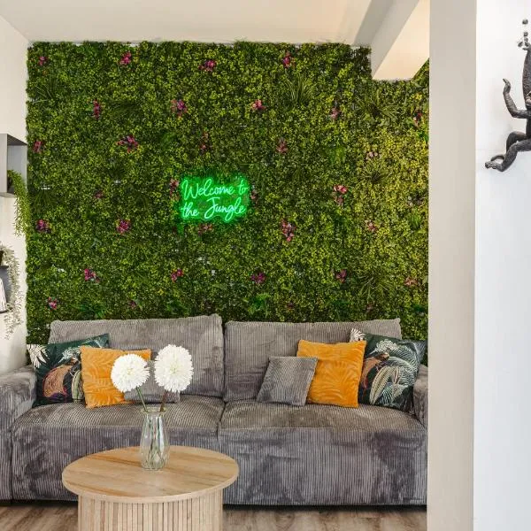 Jungle Saintaise - Appartement, Hypercentre, Fibre, Tv 4K, Parking Privé Payant，位于桑特的酒店