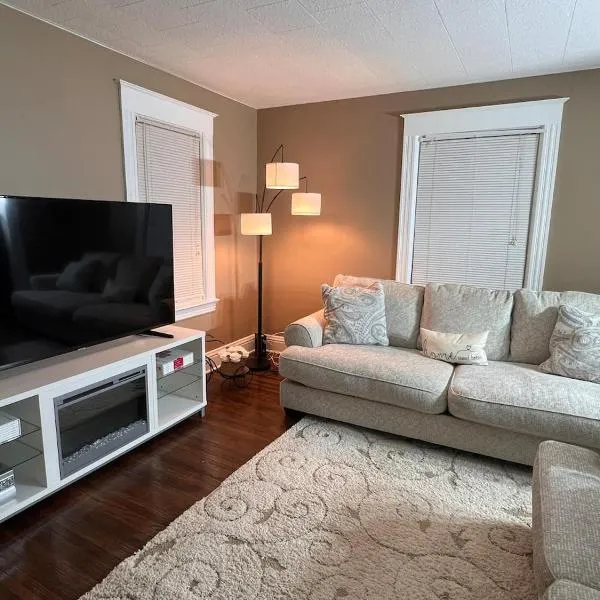 3 BR 1 king 2 queen Beautiful entire Home near Strong Memorial Hospital,Highland park,Uni of Rochester,位于罗切斯特的酒店