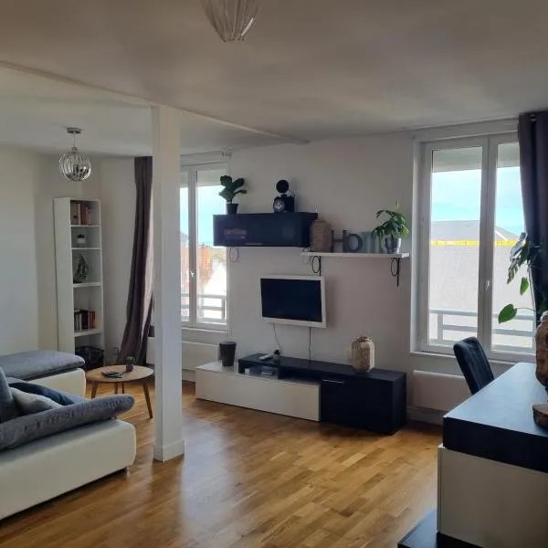 Apartment Exclusive view 100 meters from the beach，位于欧村的酒店