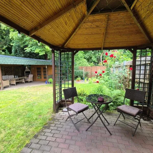 Zentrale ruhige Wohnung mit eigenem Garten und Grillecke nahe Klinikum，位于开姆尼茨的酒店