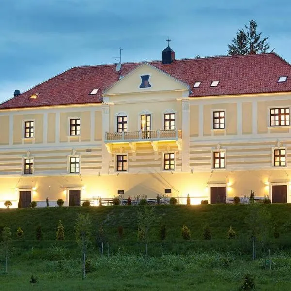 Hotel & Restoran Dvorac Gjalski，位于扎博克的酒店