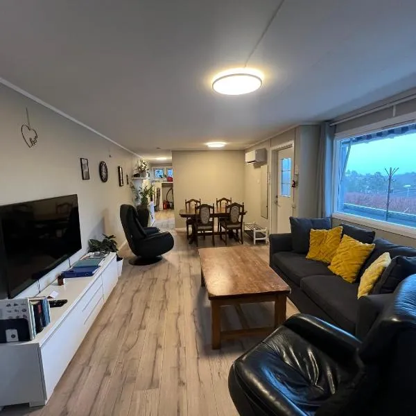 Velkommen til en koselig leilighet på Sørlandet!，位于克里斯蒂安桑的酒店