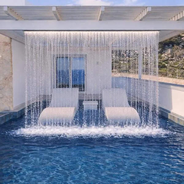 Aqua blue villa with private swimming pool，位于阿莫皮的酒店