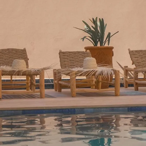 Sea and Sunset Boutique Villa Bed and Breakfast，位于Ikouzza的酒店