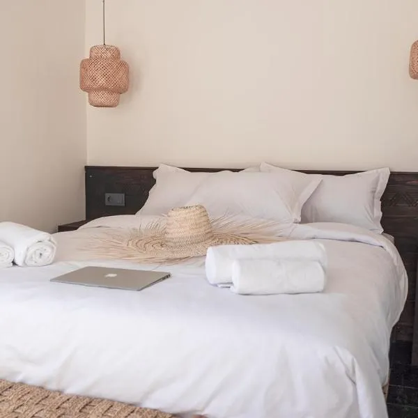 Sea and Sunset Boutique Villa Bed and Breakfast，位于Ikouzza的酒店
