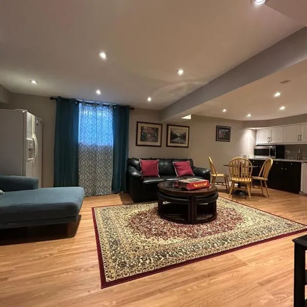 2 Bedroom 1 Bathroom Basement Suite，位于多伦多的酒店