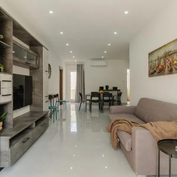 2 bedroom bright apartment，位于Gudja的酒店