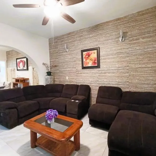 Amplia Casa en Obispado 4 Recámaras, Terraza y 3 Cajones，位于蒙特雷的酒店