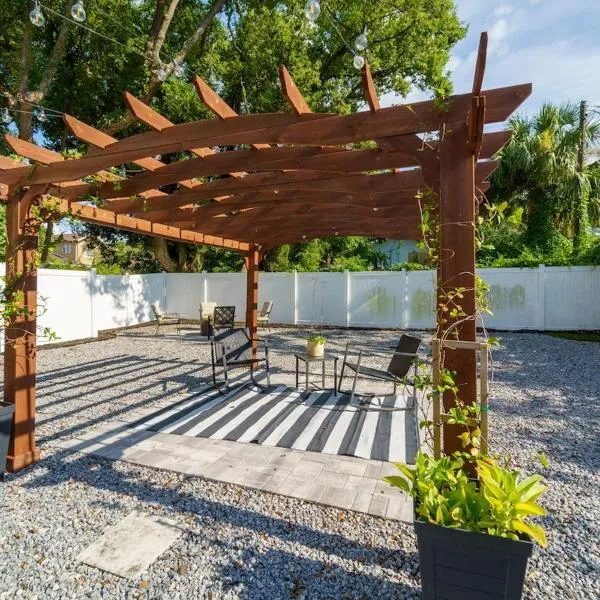 Cozy bungalow with Luxe Yard, Firepit, Pergola Area，位于坦帕的酒店