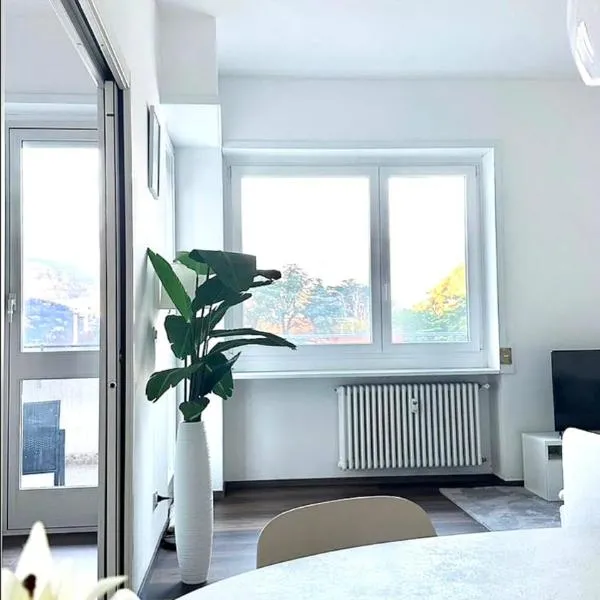 Luxury apartment with view (1min from lake/center)，位于科莫的酒店