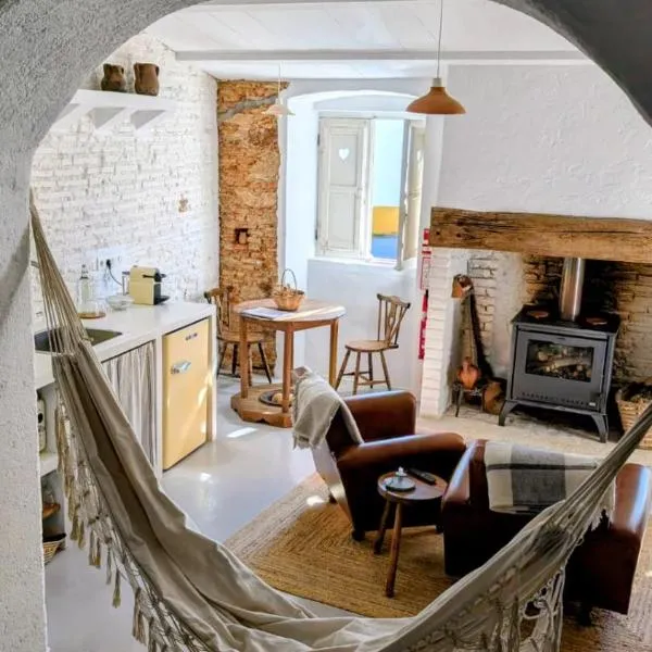 Casas Velhinhas - Apartº Aconchego e Apartº Calmaria，位于埃斯特雷莫斯的酒店