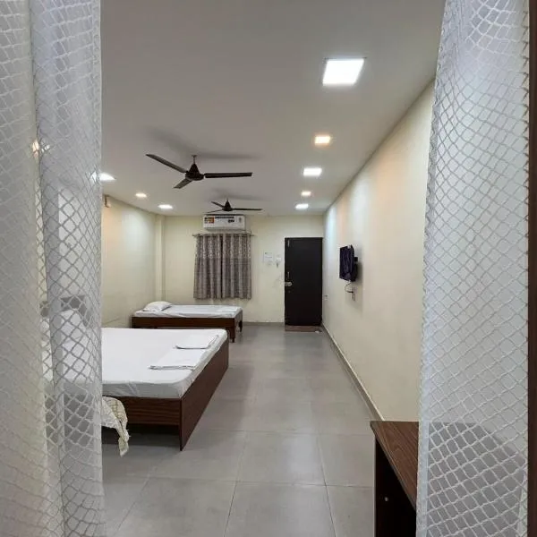 Aathidya Lodge，位于Ādoni的酒店