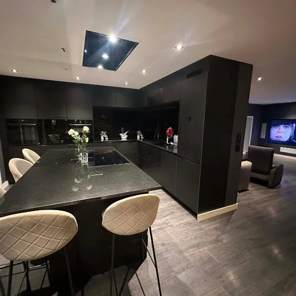 Skyline Penthouse with Private Terrace and Free Parking,位于赫讷福斯的酒店