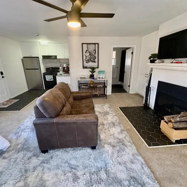 Cozy Studio at the Pecos Village，位于Pecos的酒店