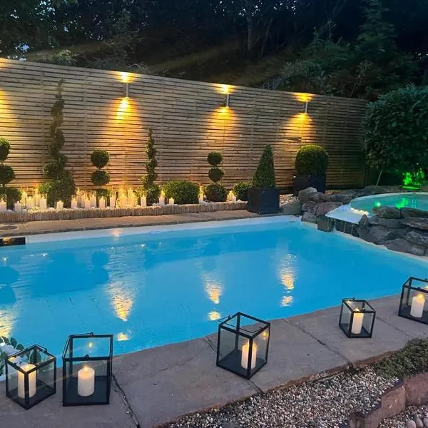 The Lux Pool House - Westoning，位于Westoning的酒店