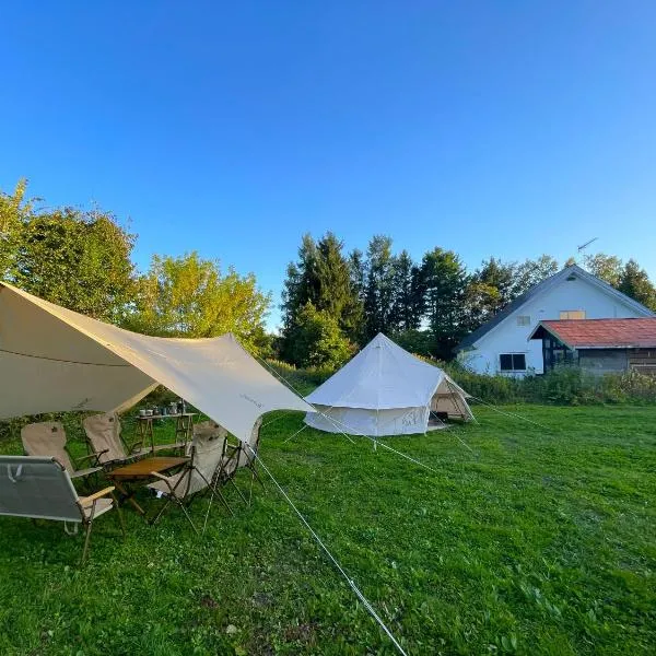 完全貸切コテージとカジュアルグランピング 5-9月 バーベキュー 露天風呂 映画 お子様から祖父母まで，位于上富良野町的酒店