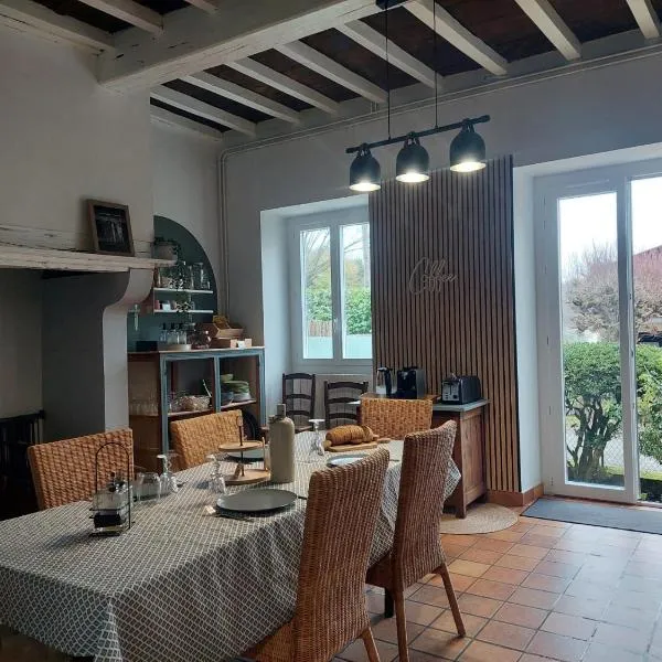 Grande Maison rénovée, 4 chambres, commerces à pied, extérieur, 8 personnes，位于莫南的酒店