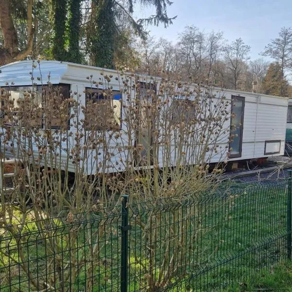 Caravane en pleine nature ferme proche de tout，位于菲利普维尔的酒店