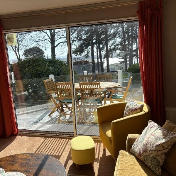 Robins Lodge by the sea，位于Lytchett Minster的酒店