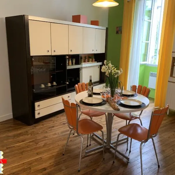 Barque Fleurie Maison Retro avec Jardin et Parking au coeur d'Aubeterre-sur-Dronne，位于德罗讷河畔欧布泰尔的酒店
