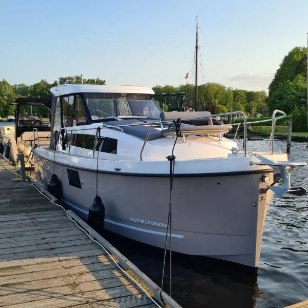 Unique stay on a modern motor yacht - Natural Harbour，位于马克内瑟的酒店