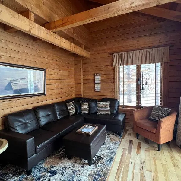 Private Cabin-Shuttle Pass Included!，位于Thompsonville的酒店