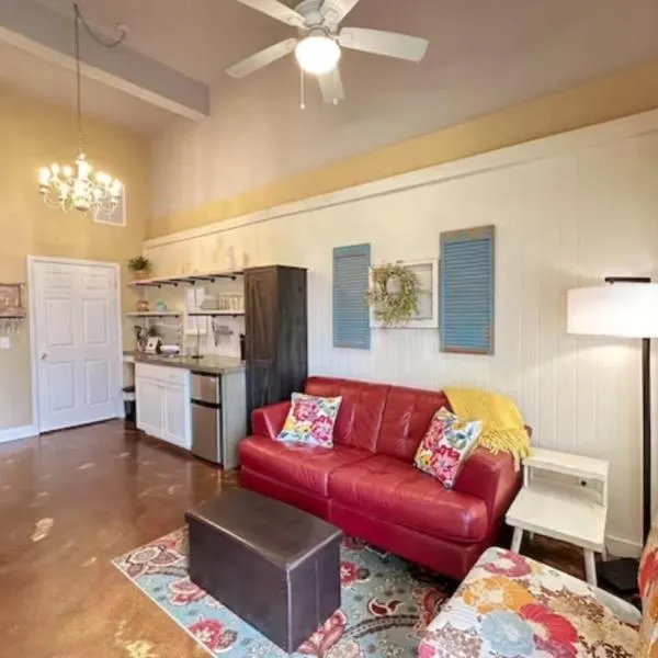 Haven at Hazel~Downtown Bungalow，位于Demorest的酒店