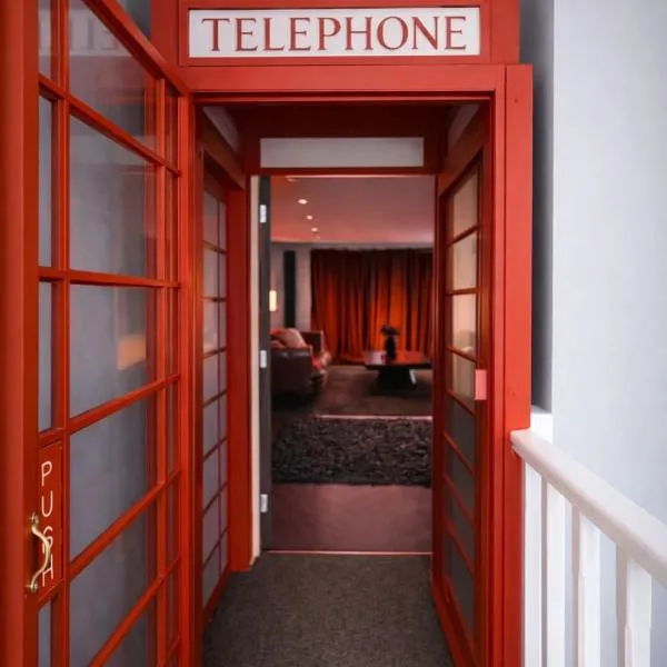 Red Velvet Romantic Suite Private Hot Tub Luxury，位于南本弗利特的酒店