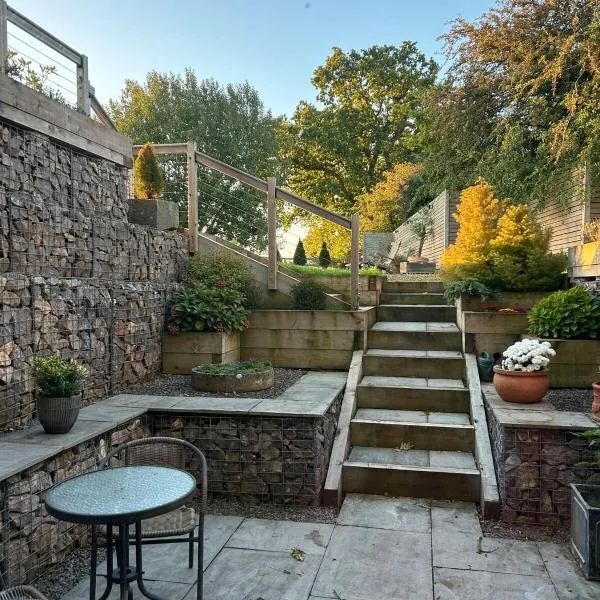 The Garden Room Apartment at Hobbits Countryside Retreat Private Patio near the Cotswolds，位于Wickwar的酒店