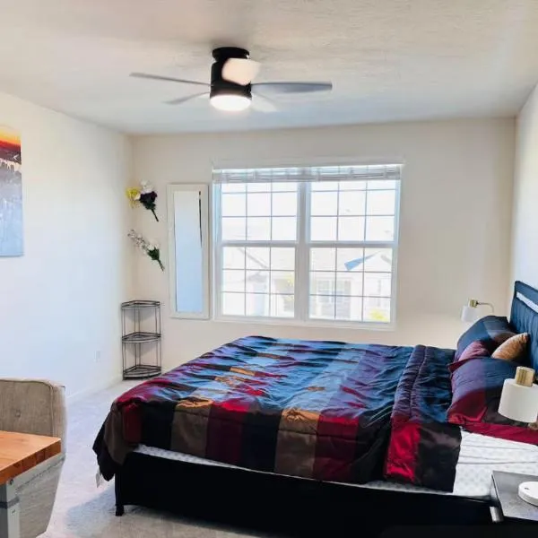 Indys 1 Private Bedroom in House Plainfield Near Airport，位于普兰菲尔德的酒店