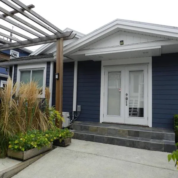 Independent 1 BDRM laneway home near FIFA FAN FESTIVAL SITE metro free parking，位于温哥华的酒店