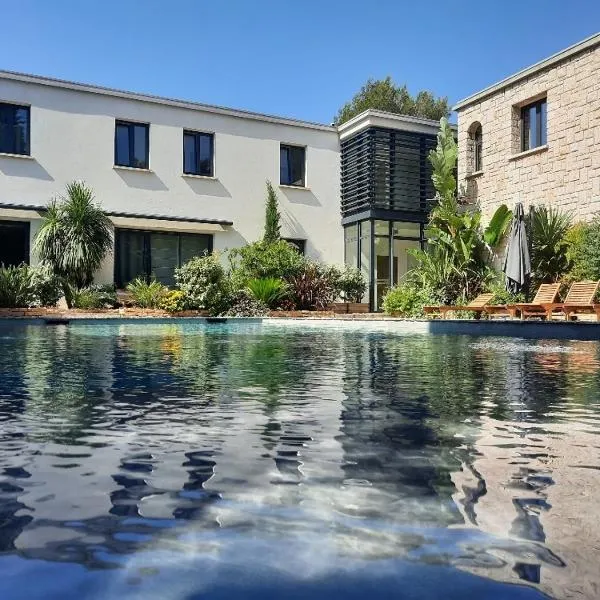 Hôtel Particulier Cassis - HPC Suites Cassis Centre - Parking Securisé & Piscine Chauffée，位于卡西斯的酒店