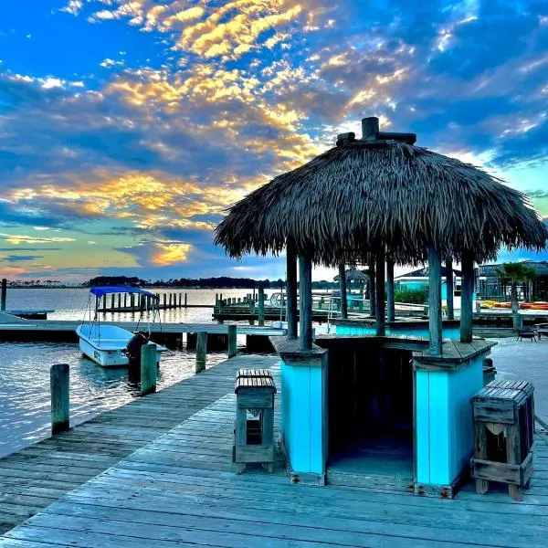 Snug Harbor Marina and Resort,位于钦科蒂格的酒店