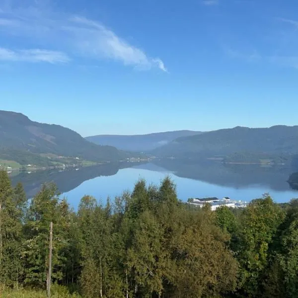 Stille og fredelig med panoramautsikt，位于Valsøybotn的酒店