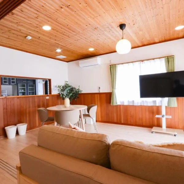 民泊 vacation rental "Seto Mori Nest" 15-minute drive to Ghibli Park,1 train to the nagoya dome ,wooden house with a wood deck，位于Seto的酒店