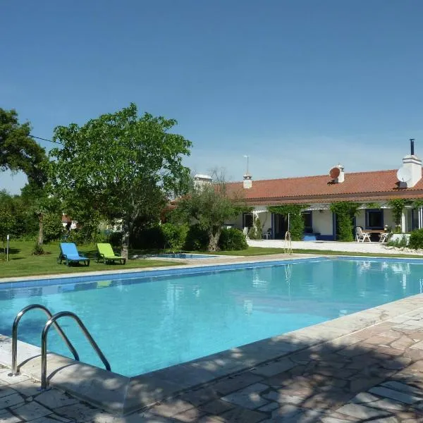 Farmhouse in Montemor o Novo with Swimming Pool，位于新蒙特莫尔的酒店