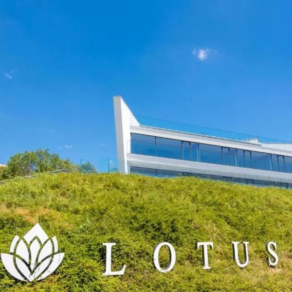 Hotel Lotus，位于瓦尔纳的酒店