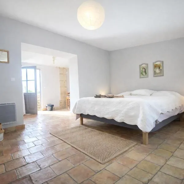 Studio Est - 30 m2 Domaine viticole Château Barbebelle - Jardin & Boulodrome partagés，位于罗尼的酒店